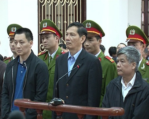 Bị cáo Phạm Thanh Bình (giữa) tại phiên tòa sơ thẩm 