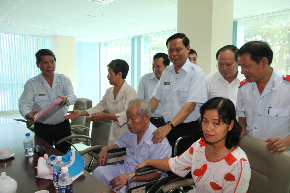 Tổng TTCP Huỳnh Phong Tranh và cán bộ ngành Thanh tra động viên công dân tại buổi tiếp. Ảnh: Giang Tuấn.
