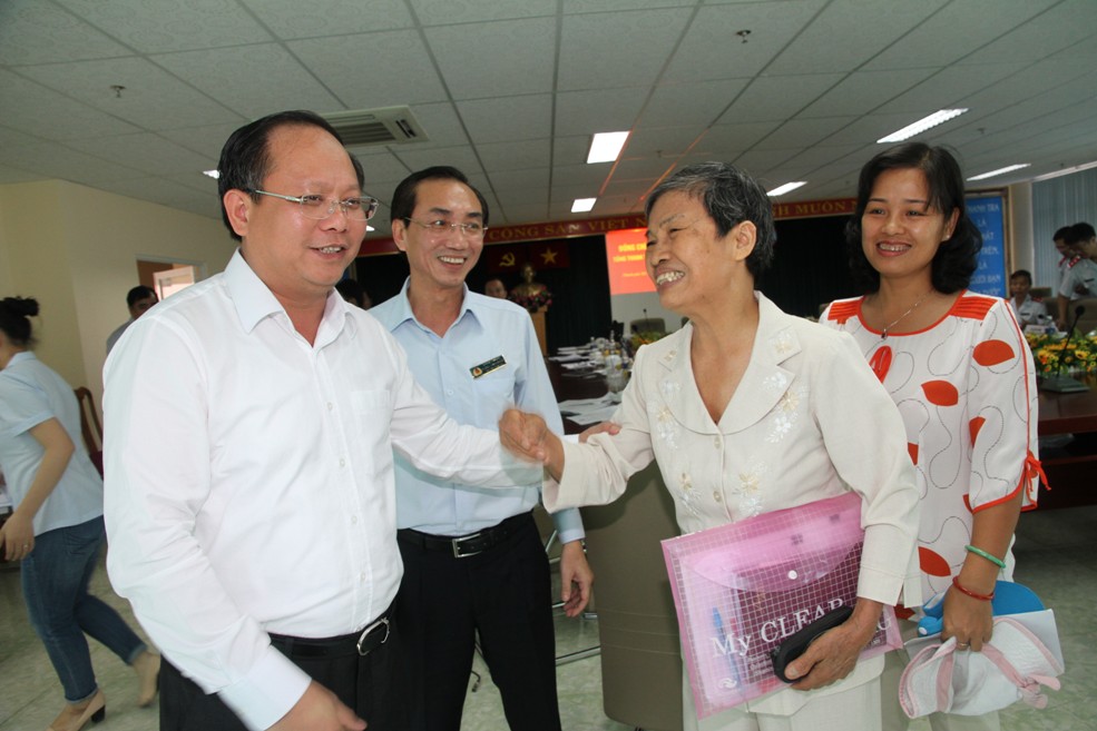 Phó Tổng TTCP Đặng Công Huẩn, Phó Chủ tịch UBND TP Hồ Chí Minh Tất Thành Cang (bìa trái), chia sẻ với công dân về kết quả giải quyết KN. Ảnh: Giang Tuấn