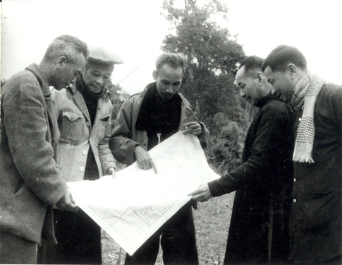 Hồ Chủ tịch xem bản đồ với cụ Bùi Bằng Đoàn, đ/c Vũ Đình Phụng và Linh mục Phạm Bá Tựu tại cuộc họp Chính phủ năm 1948 ở Việt Bắc