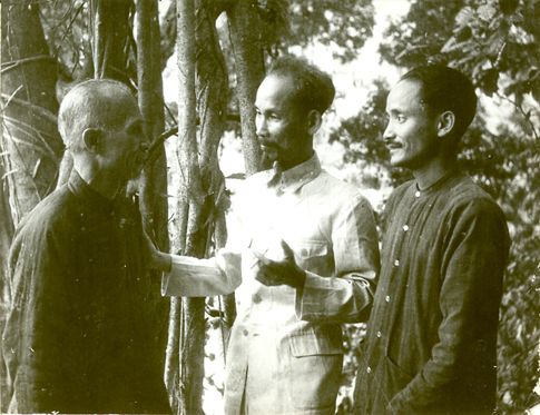 Hồ Chủ Tịch nói chuyện với cụ Tôn Đức Thắng và Đ/c Hoàng Quốc Việt tại Việt Bắc năm 1948