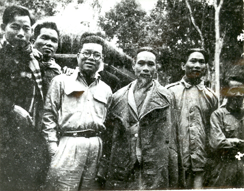 Hội nghị toàn quốc lần thứ III của Đảng (từ ngày 21/01/1950 đến ngày 03/02/1950) Cụ Hồ Tùng Mậu và một số đại biểu chụp ảnh kỷ niệm