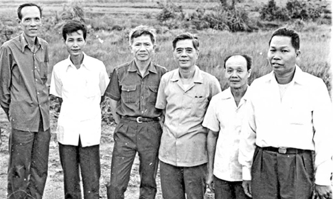 Đồng chí Nguyễn Văn Chính (thứ 3, trái qua) cùng Tổng Bí thư Nguyễn Văn Linh và các đồng chí lãnh đạo chủ chốt tỉnh Long An trong thời đầu khai mở Đồng Tháp Mười (năm 1984)