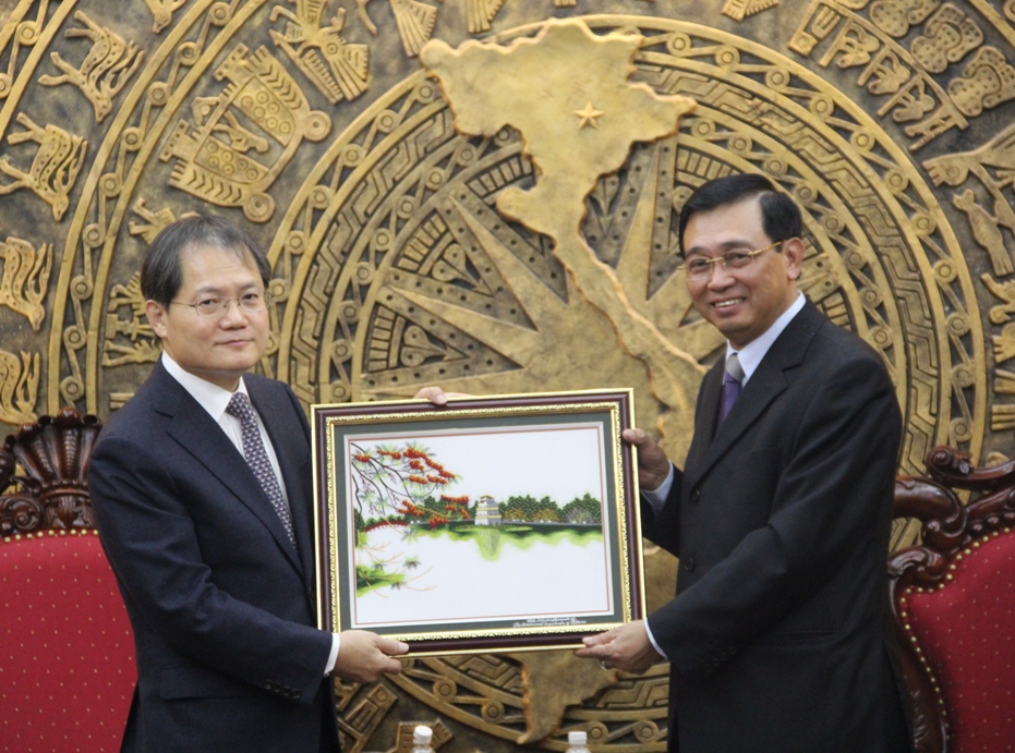 Deputy Inspector General Nguyen Duc Hanh presenting the gift to Mr. Kim Sang Yun