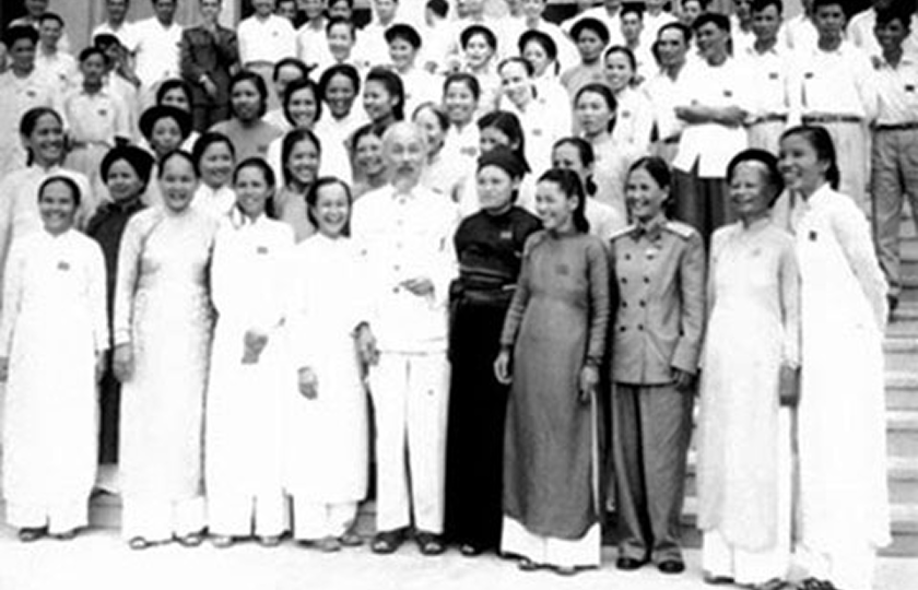 Chủ tịch Hồ Chí Minh nói chuyện và chụp ảnh với đại biểu nữ dự Đại hội đại biểu toàn quốc lần thứ III của Đảng.