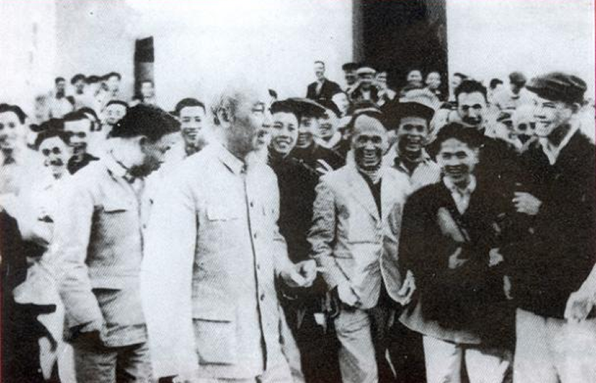Bác Hồ với các đại biểu tham dự Hội nghị thanh tra toàn miền Bắc năm 1960