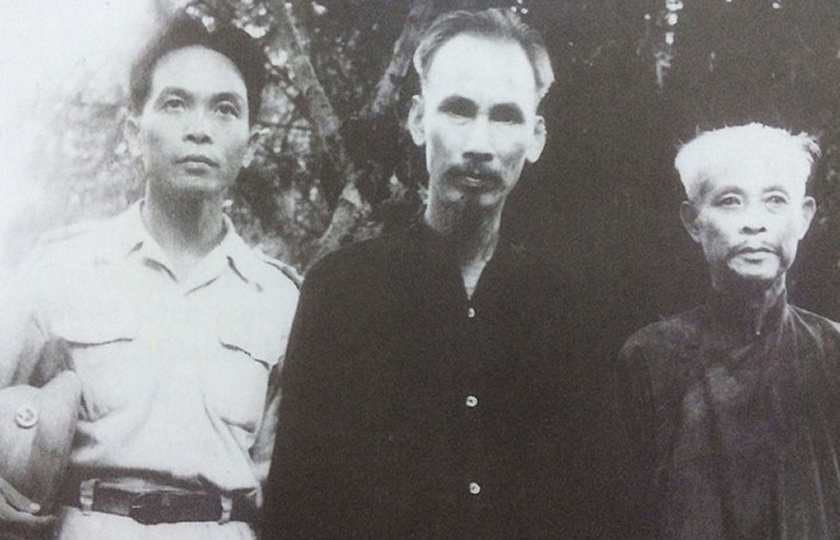 Từ trái qua phải: Đại tướng Võ Nguyên Giáp, Chủ tịch Hồ Chí Minh và cụ Bùi Bằng Đoàn trong lễ phong quân hàm Đại tướng (28/5/1948)