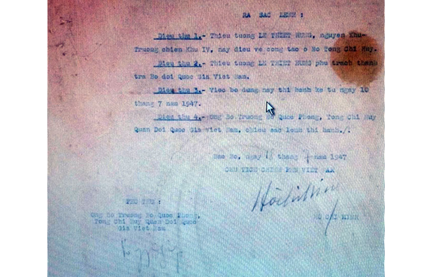 Sắc lệnh năm 1947 của Chủ tịch Hồ Chí Minh, điều Thiếu tướng Lê Thiết  Hùng về công tác ở Bộ Tổng chỉ huy (Tư liệu Kiều Mai Sơn chụp).