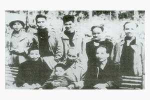 Tại Chiến khu Việt Bắc năm 1949. Từ trái sang, hàng ngồi: Đồng chí  Trần Đăng Ninh, Bác Hồ, đồng chí Nguyễn Lương Bằng; hàng đứng: Đại tướng  Võ Nguyên Giáp và các đồng chí: Phạm Văn Đồng, Lê Văn Lương, Hoàng Quốc  Việt, Trường Chinh