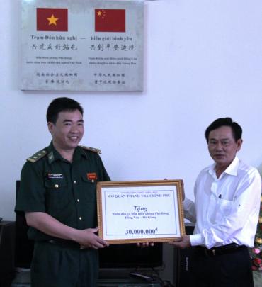 Phó Tổng Thanh tra Chính phủ Nguyễn Chiến Bình thăm và tặng quà Đồn biên...