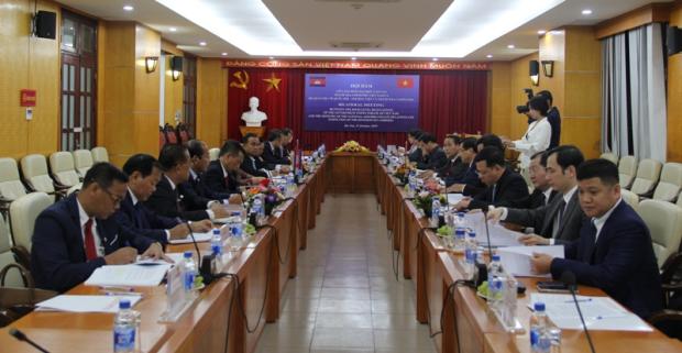 Hội đàm với Đoàn Bộ Quan hệ với Quốc hội - Thượng viện và Thanh tra Campuchia