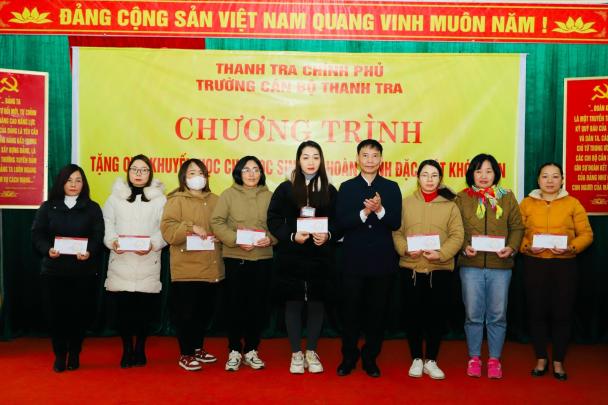 Trường Cán bộ Thanh tra tặng quà khuyến học cho học sinh nghèo vượt khó tại...