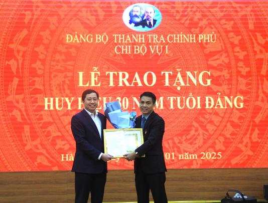 Ông Đinh Đăng Lập nhận Huy hiệu 30 năm tuổi Đảng